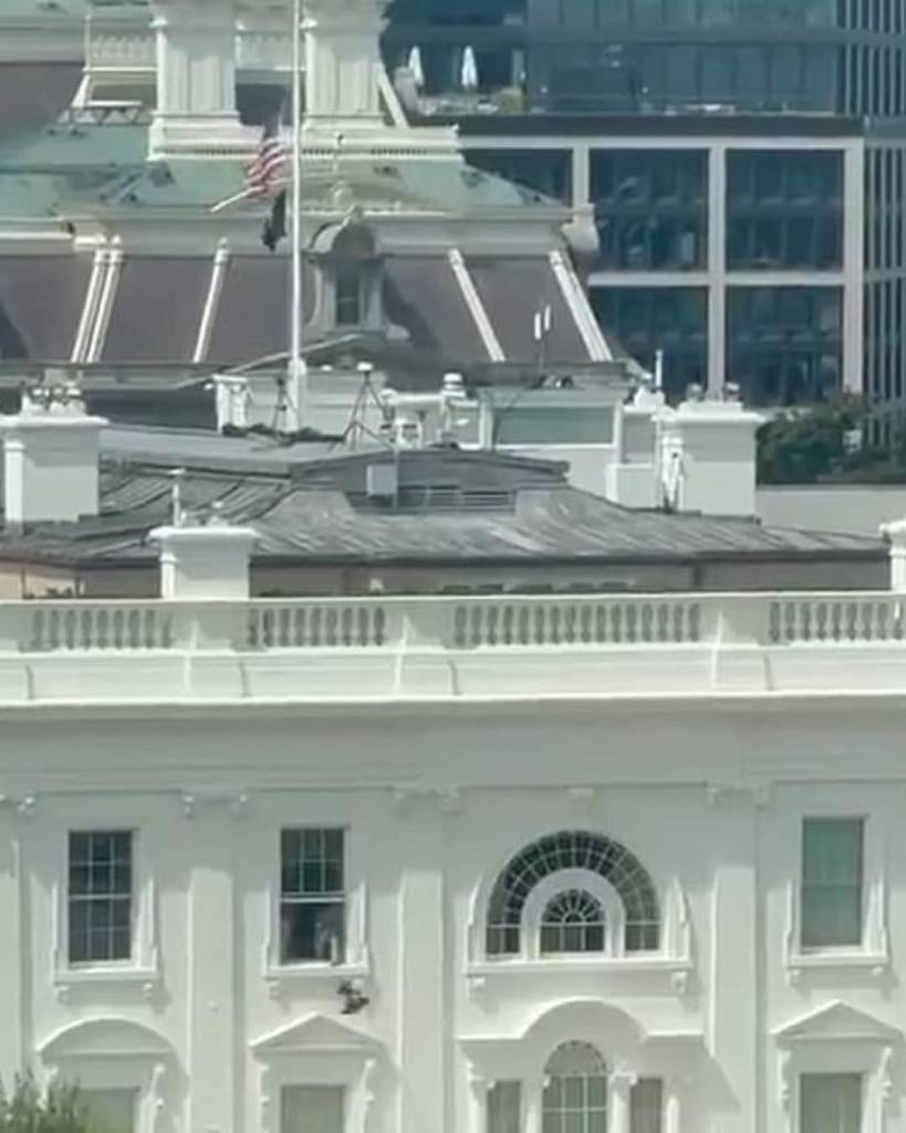 Video viral muestra un objeto arrojado desde una ventana de la Casa Blanca y desata teorías sobre Trump y Melania