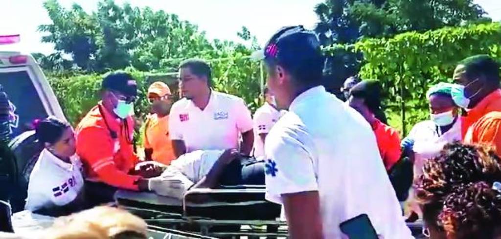 Dos estudiantes siguen hospitalizados en Barahona tras inhalar sustancia desconocida en liceo católico