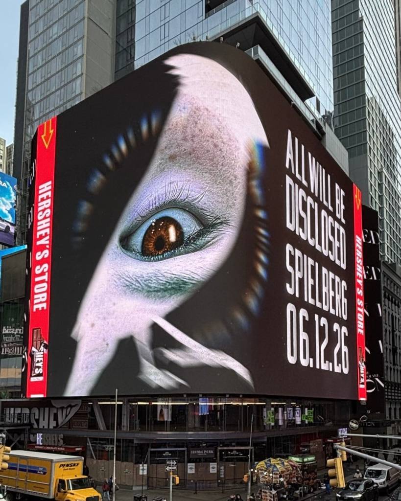 Spielberg desata el misterio: su nueva película de ciencia ficción sorprende con un inquietante adelanto en Times Square