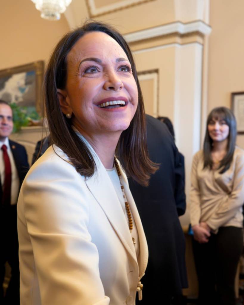 Machado entrega a Trump la medalla del Nobel de la Paz y reaviva el debate sobre el futuro de Venezuela