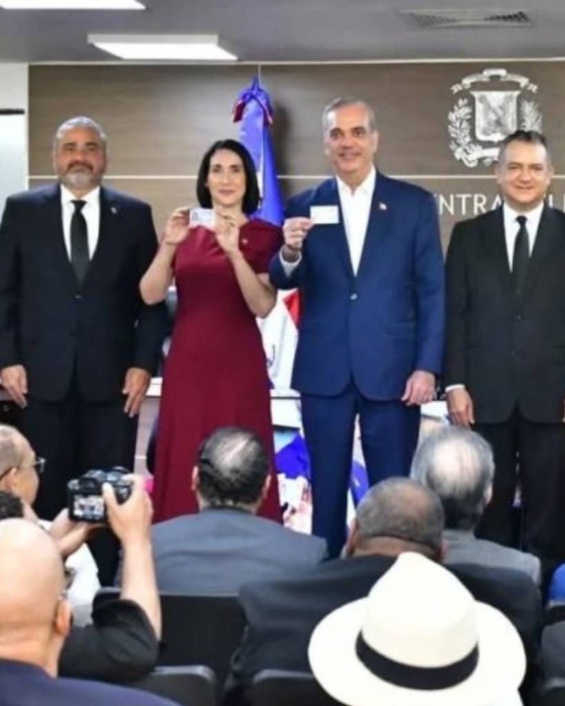 Abinader y Raquel Arbaje estrenan la nueva cédula de identidad y electoral en la JCE