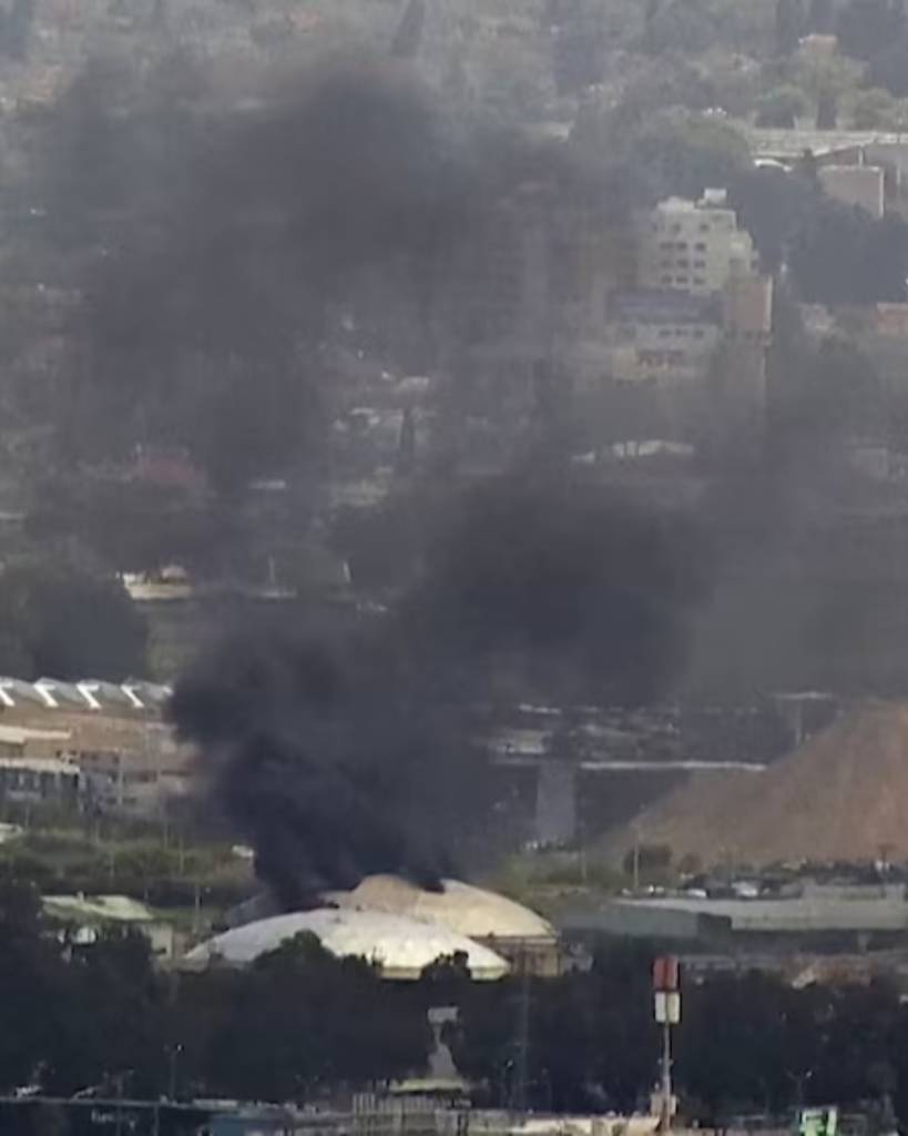 Tensión en Israel: restos de misil impactan refinería y desatan operativo de emergencia