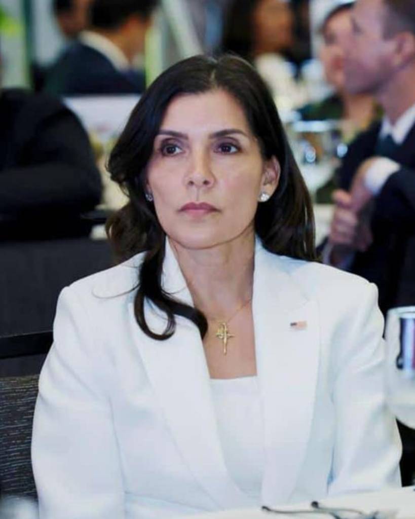 Tolerancia cero: embajadora Leah Francis Campos y la “limpieza profunda” en la Embajada de EE. UU.