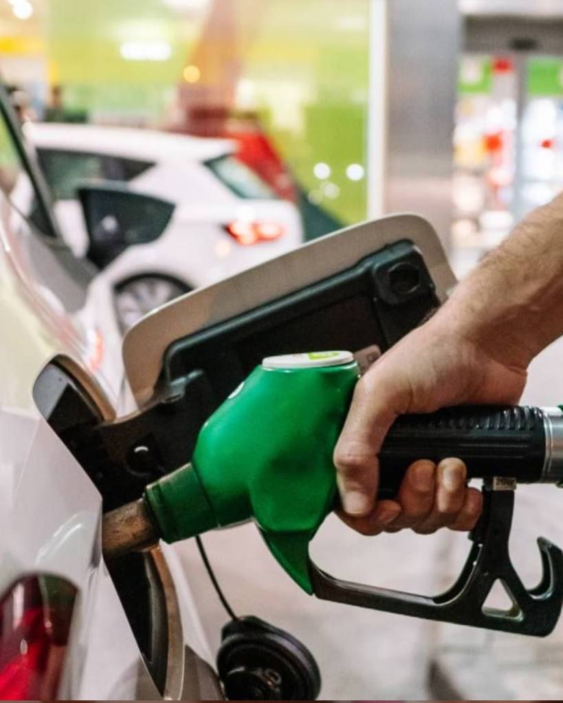Gobierno baja hasta RD$41 en combustibles y congela los más usados