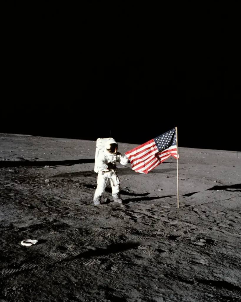 ¡Destellos en la Oscuridad Cósmica! Los astronautas de Apolo 12 "vieron" rayos cósmicos con los ojos cerrados