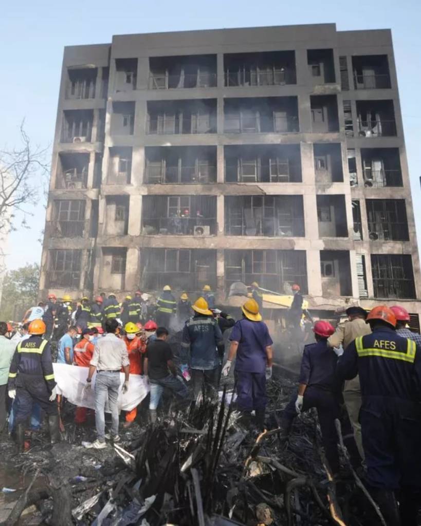 Hallan caja negra del avión accidentado en la India en la azotea de un edificio