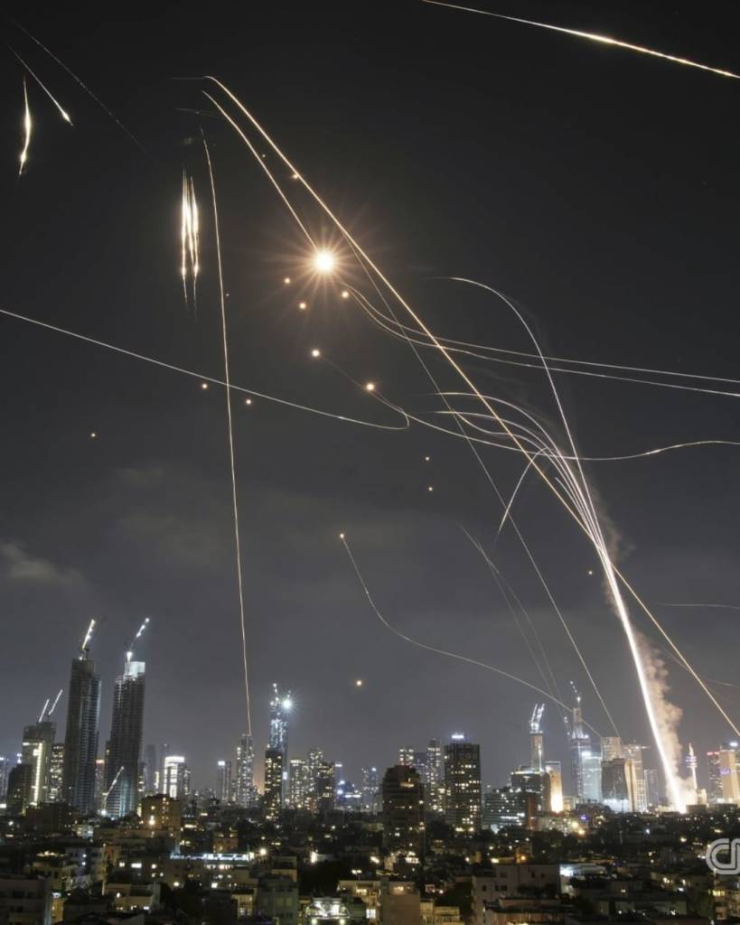 Fuerzas Armadas de Israel informa que Irán lanzó docenas de misiles contra territorio israelí