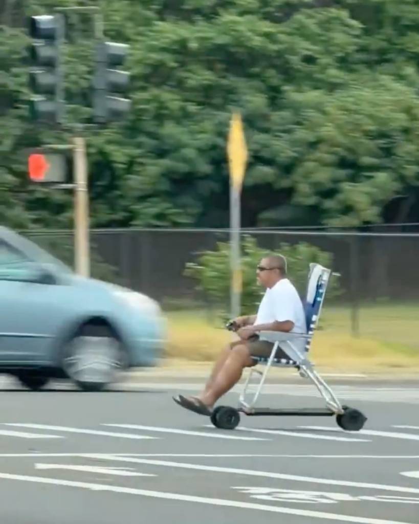¡El “rey de la playa” conquista las calles de Hawái! Hombre sorprende con una silla playera motorizada en Maui