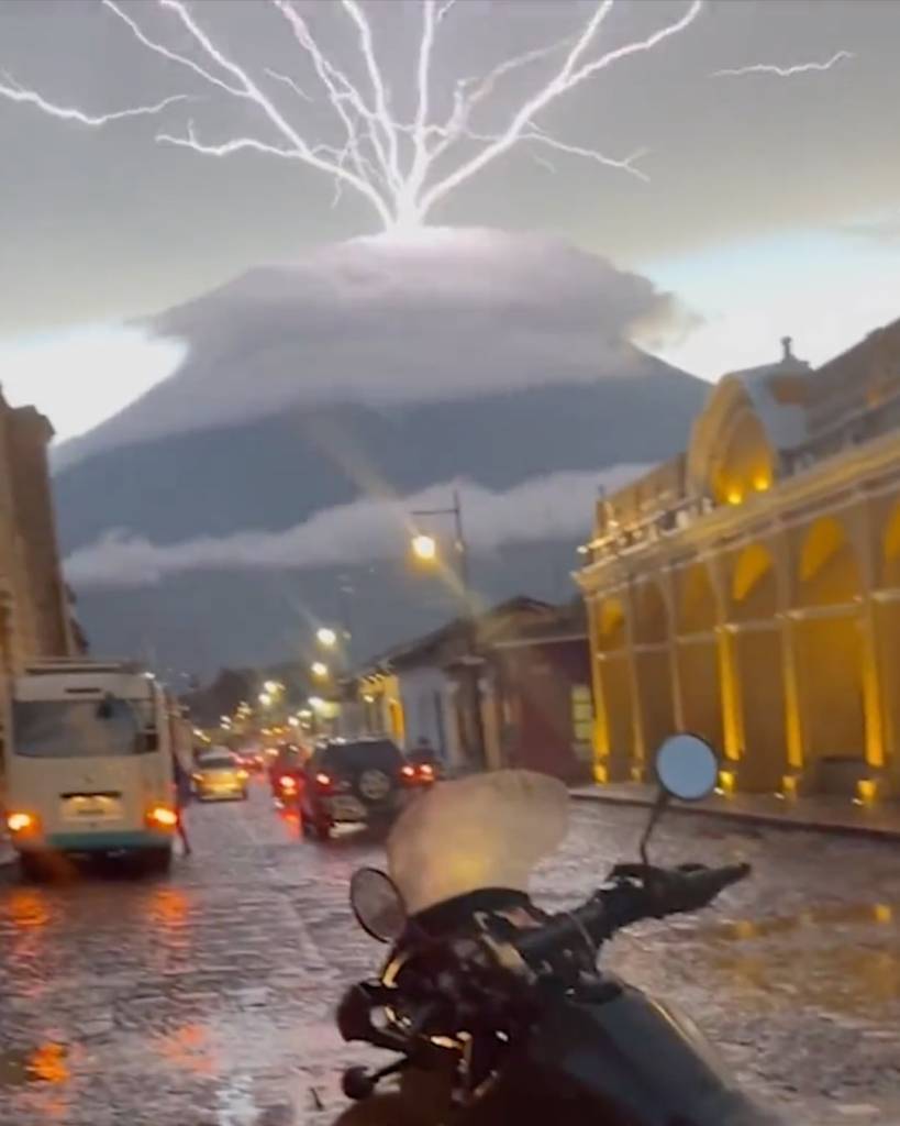 Rayos que explotan hacia el cielo desde el Volcán de Agua: El impactante fenómeno capturado en Guatemala que desafía lo que creíamos saber