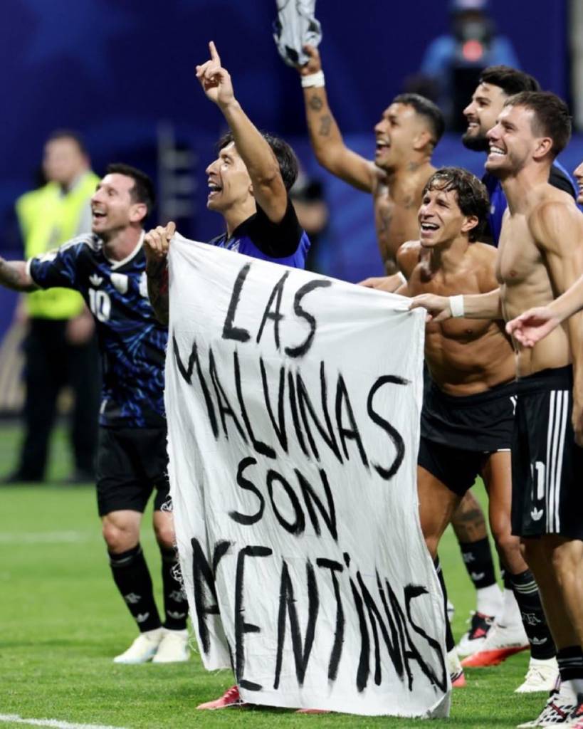 FIFA abrirá expediente a Argentina por la pancarta de las Malvinas… pero los jugadores podrán jugar la final