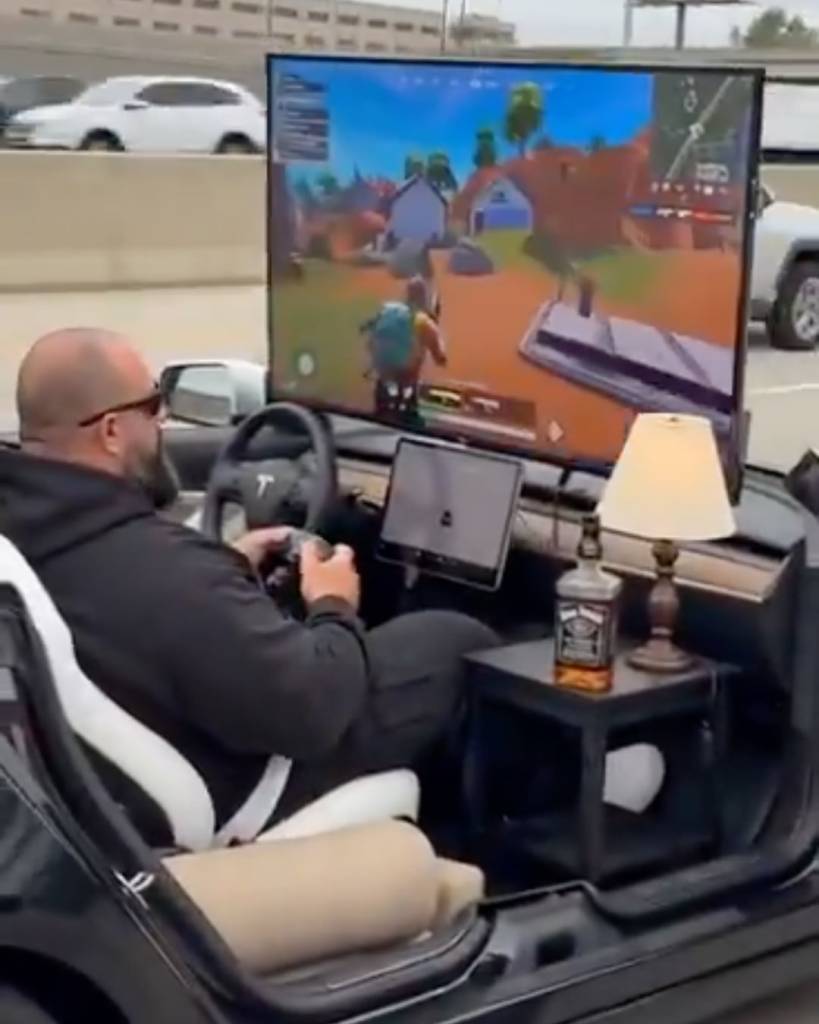 ¡No es IA! Hombre juega Fortnite y bebe Jack Daniel’s en un Tesla con Autopilot en plena autopista de EE.UU.