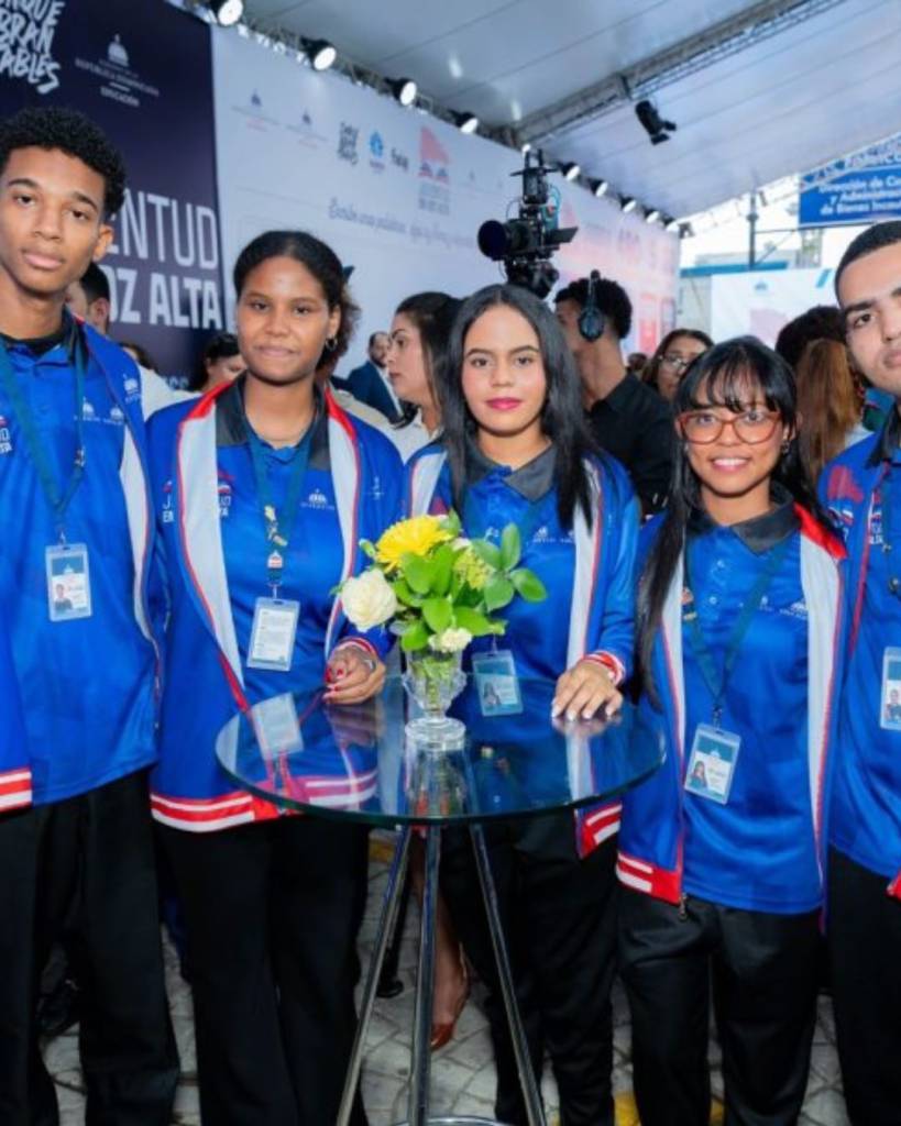 Cinco jóvenes dominicanos buscan recuperar el récord Guinness de lectura en voz alta