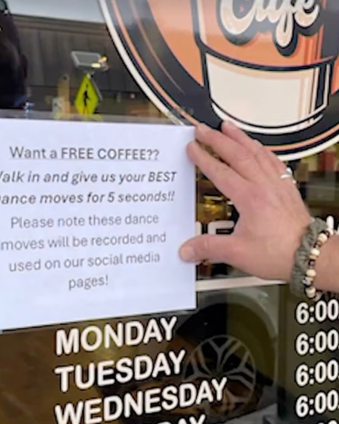 Café gratis si entras bailando: la cafetería de Massachusetts que convirtió cinco segundos de baile en un fenómeno mundial